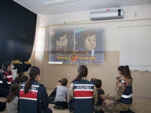 Diyarbakır’da Jandarma Ekipleri Çocuklara Hediye Verip Birlikte Film İzledi