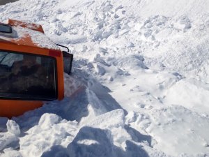 Yüksekova-şemdinli Karayolunda Ekiplerin Üzerine Çığ Düştü