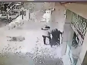 Kaldırımda Yürüyen Genç Kızın Üzerine Çatıdan Kar Kütlesi Düştü