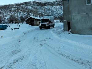 Kar Yolları Kapattı, Kalp Hastası Kadın Ekiplerce Kurtarıldı