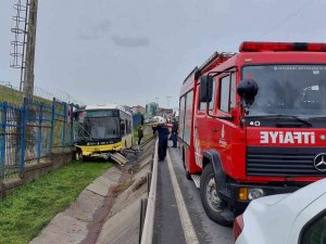 Tekerleği Patlayan İ̇ett Otobüsü Yoldan Çıkıp Korkuluklara Çarptı: 5 Yaralı