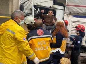 Freni Patlayan Kamyonet Eve Çarparak Durabildi: 3 Yaralı