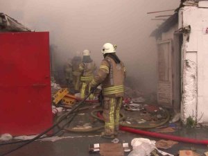 Kadıköy’de Hurdalıkta Çıkan Yangın 2 Binaya Sıçradı