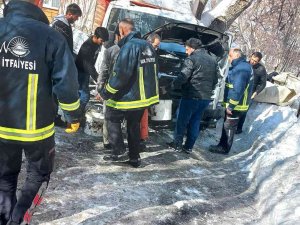 Gevaş’ta Araç Yangını Maddi Hasara Yol Açtı