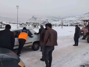 Afad Gönüllüleri Karda Mahsur Kalan Vatandaşlara Destek Çıkarak, Sokak Hayvanlarına Yem Bıraktı