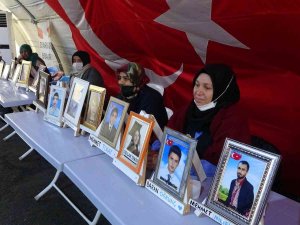 Acılı Anne, Hergün 50 Kilometre Uzaktan Evlat Nöbeti İçin Geliyor