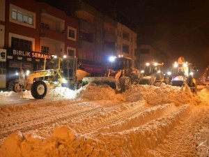 Caddelerden Temizlenen Karlar Ceyhan Nehri’ne Can Suyu Oluyor