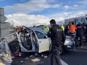 Tır, Otomobile Çarptı: Anne İle Kızı Öldü