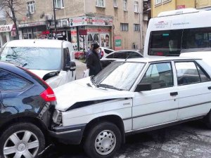 Freni Boşalan Otomobil Park Halindeki Araçlara Çarptı, 1 Çocuk Ezilmekten Kurtuldu