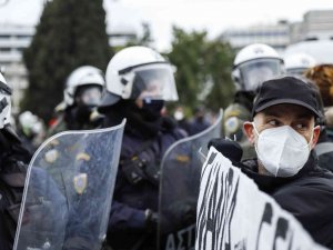 Yunanistan’da Halk Sağlık Sistemini Protesto Etti
