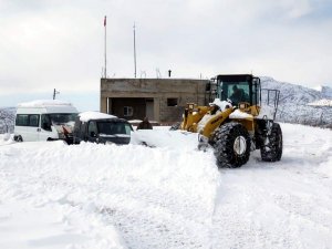 Karda Mahsur Kalan Çoban Ve Sürüsü 3 Saat Süren Çalışmayla Kurtarıldı
