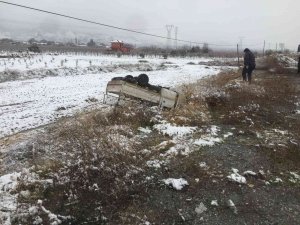 Kar Yağışı Kaza Getirdi, Kamyonet Şarampole Devrildi: 2 Yaralı