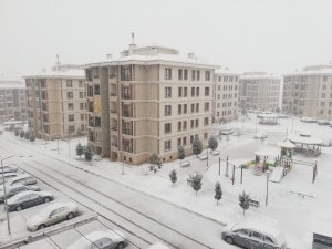 Eşme’de Etkisini Arttıran Kar Yağışı İlçeyi Beyaza Bürüdü