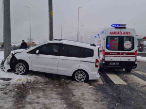 Otomobil Elektrik Direğine Çarptı: 2 Yaralı