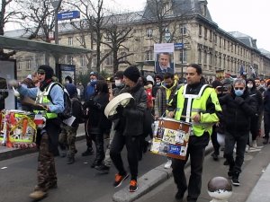 Paris’te 24 Ocak’ta Başlayacak Olan Aşı Kartı Uygulaması Protesto Edildi