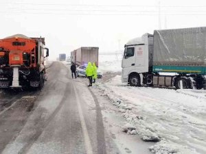Yozgat’ta Kar Ulaşımı Aksattı, Çok Sayıda Tır Ver Araç Yolda Kaldı