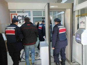İ̇zmir’de 10 Yıl Hapis Cezası Bulunan Firari Hükümlü Jandarmadan Kaçamadı