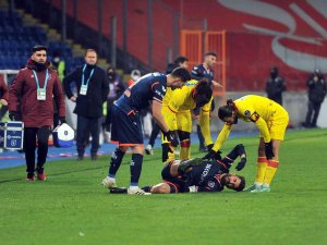 Emre Çolak, Sağlık Çalışanını İtti!