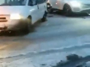 Buzlanan Yolda 13 Araç Birbirine Girdi: 3 Yaralı