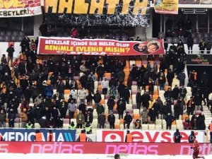 Maçta Pankartla Evlilik Teklifi