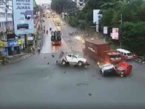 Freni Boşalan Kamyon Kırmızı Işıkta Bekleyen Araçları Biçti: 4 Ölü, 22 Yaralı