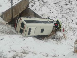 Karda Yoldan Çıkan Yolcu Minibüsü Şarampole Yuvarlandı: 2 Yaralı