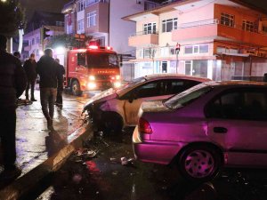 İ̇ki Otomobil Kavşakta Çarpıştı: 4 Yaralı