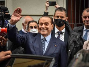 İ̇talya’nın Eski Başbakanı Berlusconi Cumhurbaşkanlığına Aday Olmayacak