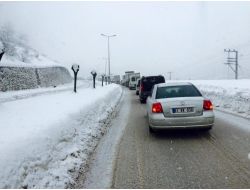 Düzce Akçakoca Yolu Kayan Tır Nedeniyle Kapandı