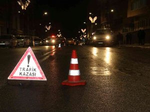 6 Otomobile Çarptı, Aracını Bırakıp Olay Yerinden Kaçtı