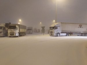 Konya’da Yoğun Kar Ve Tipi Nedeniyle Karayolları Ulaşıma Kapatıldı