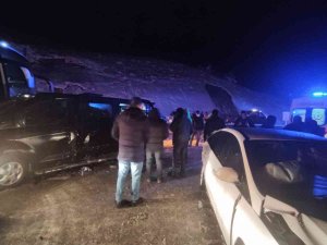 D100’de 8 Araç Birbirine Girdi: 9 Yaralı