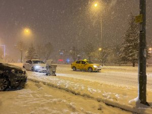 Bursa’da Yoğun Kar Yağışı Nedeniyle Araçlar İlerlemekte Güçlük Çekti