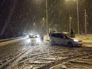 Çorum’da Kar Yağışı Etkili Oldu, Karayolunda Ekipler Seferber Oldu