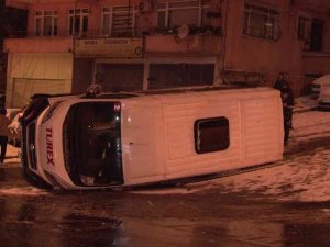 Üsküdar’da Karlı Yolda Kontrolünü Kaybeden Servis Yan Yattı