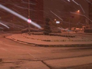 İ̇stanbul Anadolu Yakasında Gece Saatlerinde Kar Yağışı Etkili Oldu