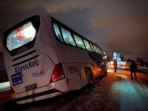 Yolcu Otobüsü Refüje Girdi, 40 Yolcu Ölümden Döndü