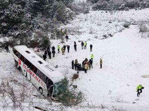 Beykoz Kuzey Marmara Otoyolu’nda Yolcu Otobüsü Şarampole Devrildi. Olay Yerine Çok Sayıda Sağlık Ekibi Sevk Edildi.