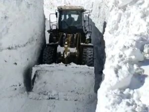 Bahçesaray’da 6 Metre Karda Ekiplerin Zorlu Mücadelesi