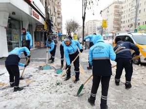 Yenişehir Belediyesi Kaldırımları Buzdan Temizliyor