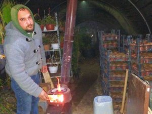 Serasında Soba Yakıp ’Zirai Don’ Nöbeti Tutuyor