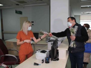 Sağlıkçılar Şifa, Refakatçiler Karanfil Dağıttı