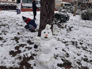 Bahçelievler’de Çocuklar Parkta Karın Tadını Çıkardı