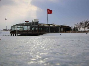 Elazığ’da Süs Havuzları Dondu, Ortaya Kartpostallık Görüntüler Çıktı