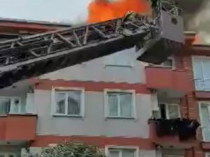 Pendik’te 5 Katlı Binanın Çatısı Alev Alev Yandı