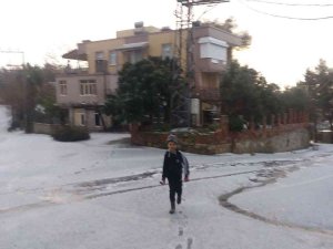 Manavgat’a Yağan Dolu, Turizm Merkezini Beyaz Örtüyle Kapladı