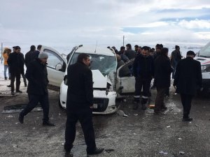 Yolcu Otobüsü Kamyonete Çarptı: 3 Yaralı