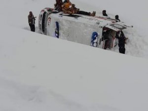 Vakadan Dönen Ambulans Kaygan Yolda Kaza Yaptı: 3 Yaralı