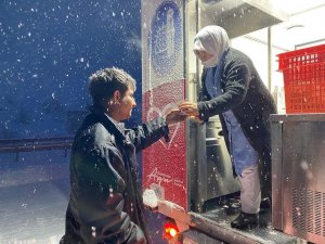 Mahsur Kalan Sürücülere Yiyecek İkramı