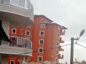 Yıllardır Hizmet Veren Otel Saniyeler İçinde Toza Döndü